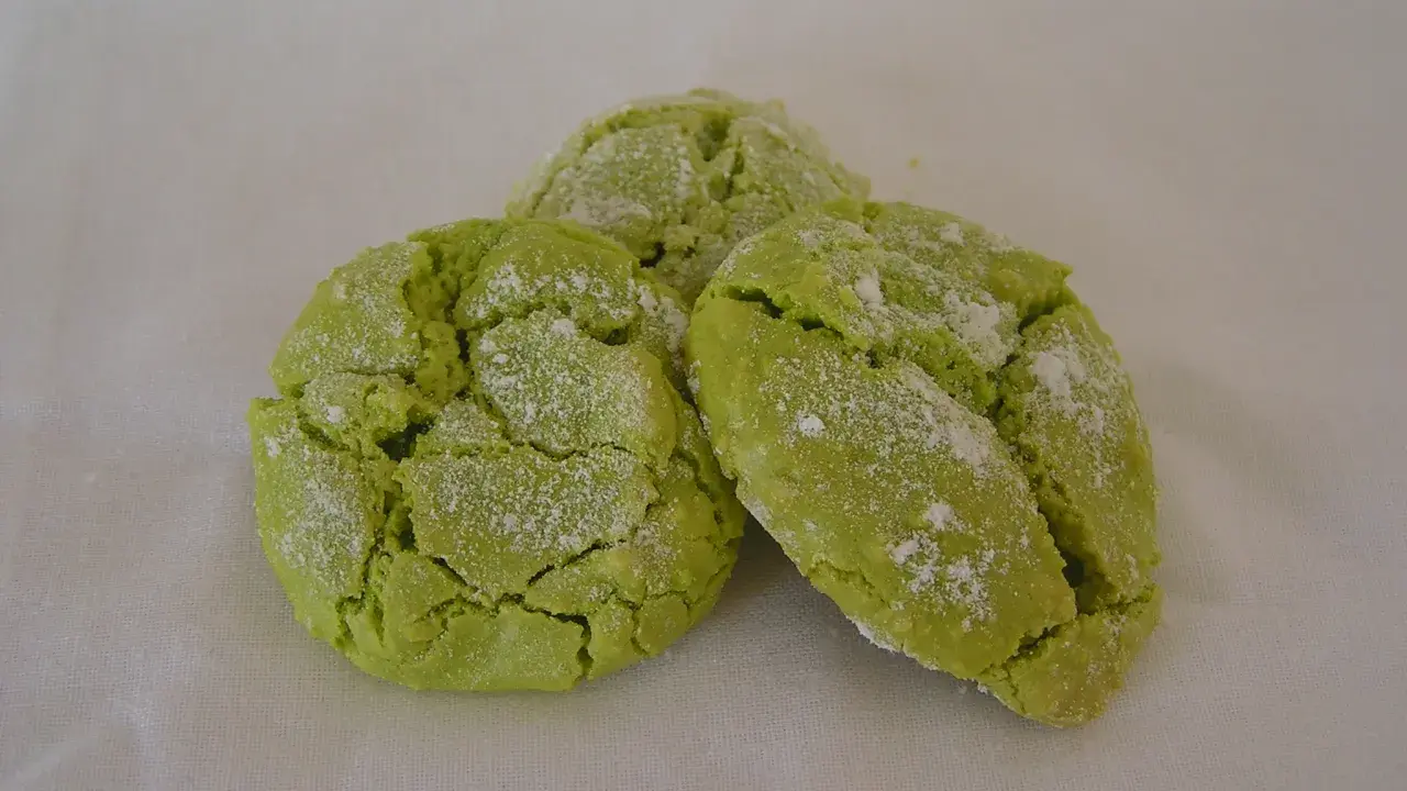 Trois biscuits verts craquelés, saupoudrés de sucre glace. Parfait pour savoir que faire avec des macarons ratés.