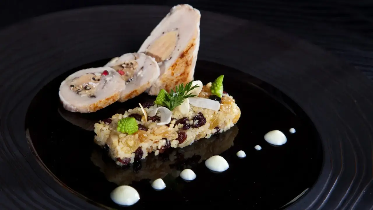 Un roulé de volaille farci au foie gras, accompagné d'un riz aux fruits secs et légumes verts, une spécialité Jura.
