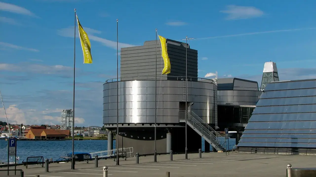 Nowoczesne budynki nad wodą, z żółtą flagą "Oljemuseet", to jedne z głównych atrakcji Stavanger.