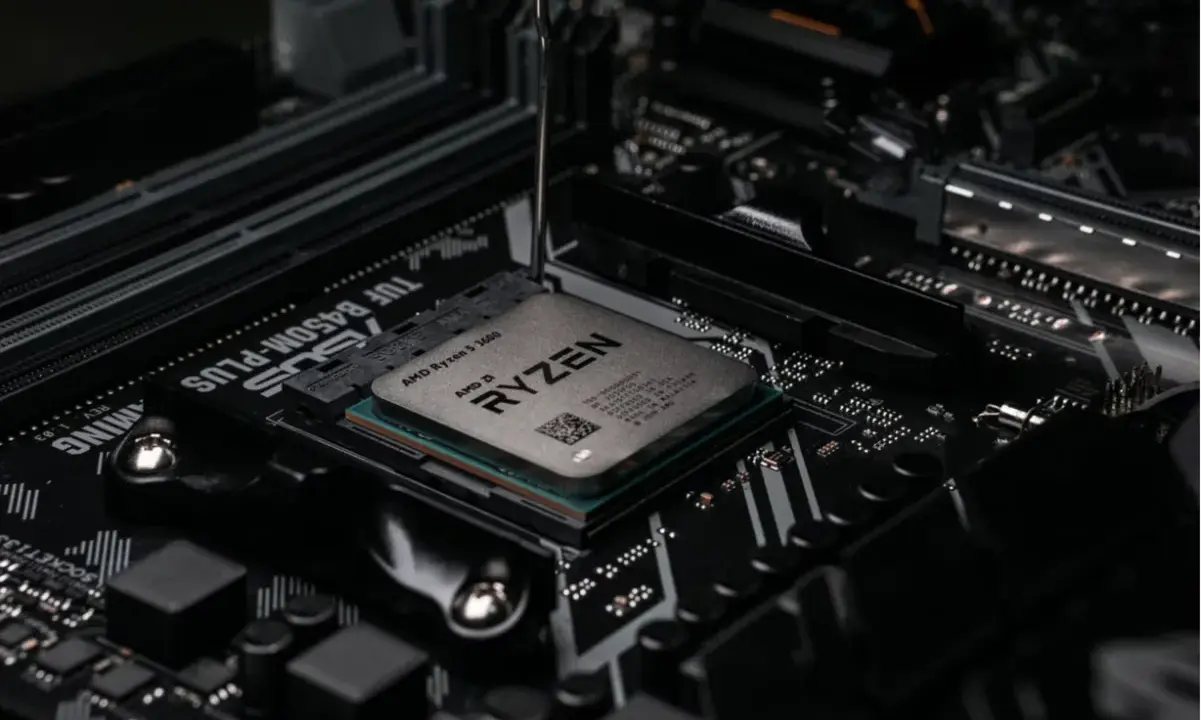 Un processeur AMD Ryzen 5 3600 est installé sur une carte mère ASUS. Attention, il y a trop de pâte thermique appliquée.
