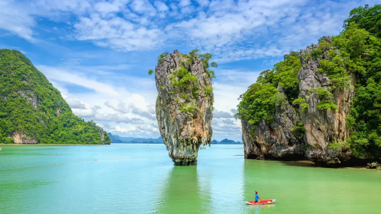 Kajakarz podziwia skalne formacje w Zatoce Phang Nga, Phuket, Tajlandia.