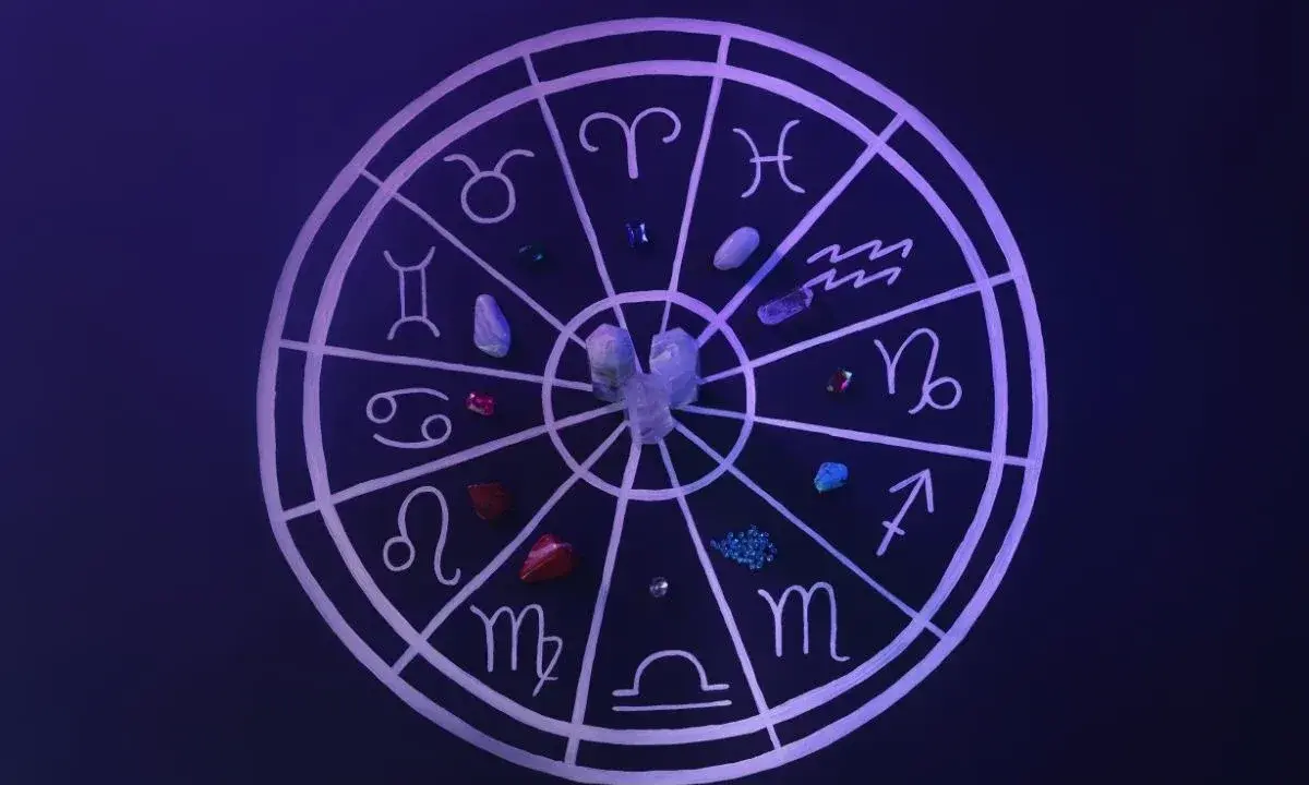 Koło zodiaku z symbolami znaków i kryształami. Znaki kardynalne astrologia w centrum.