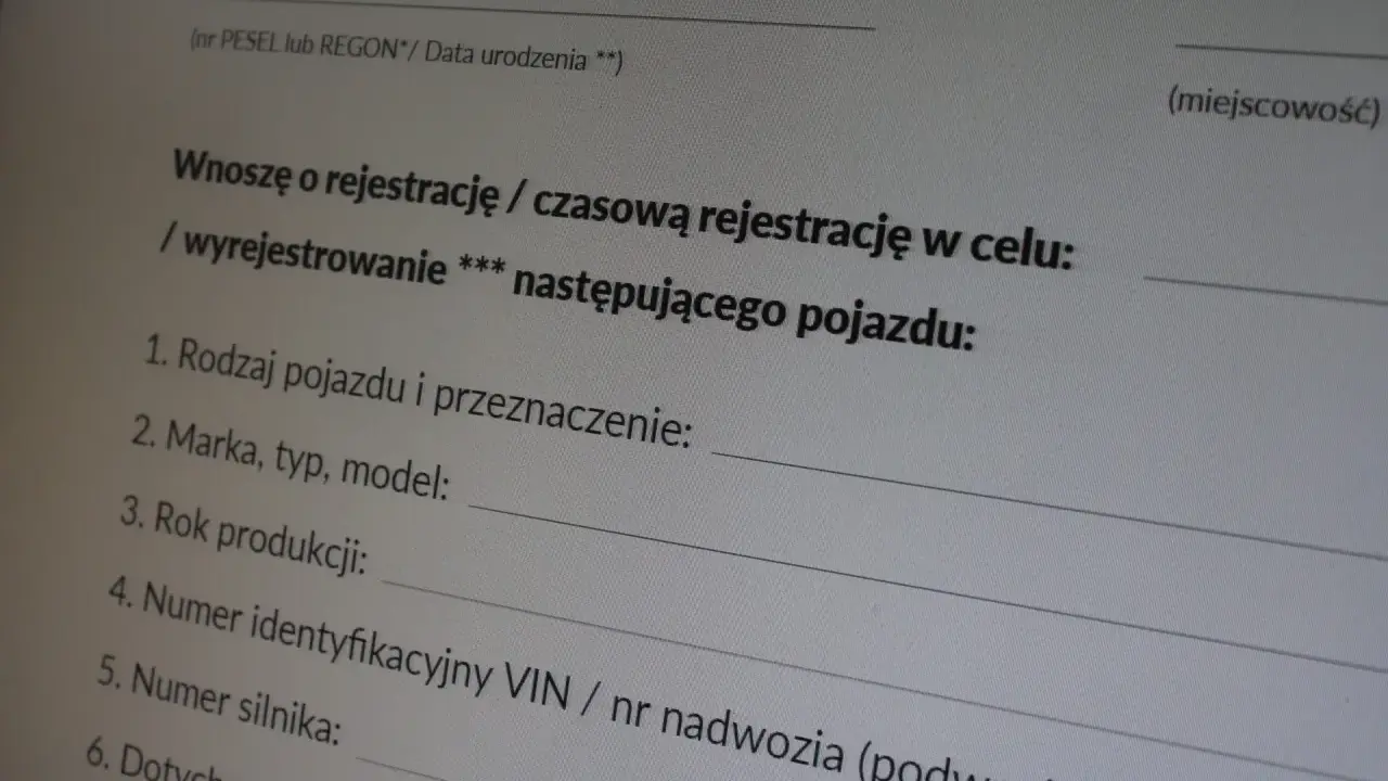 Formularz wniosku o rejestrację pojazdu, potrzebny do wymiany dowodu rejestracyjnego po zmianie właściciela.