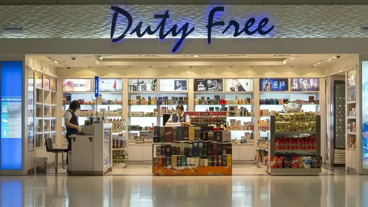 Sklep Duty Free z alkoholem i perfumami. Zastanawiasz się, czy można przewozić alkohol w bagażu podręcznym Wizzair? Sprawdź zasady przed zakupami.