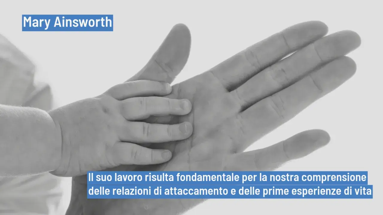 Mani di adulto e bambino si stringono, simbolo del lavoro di Mary Ainsworth sull'attaccamento e le prime esperienze di vita.