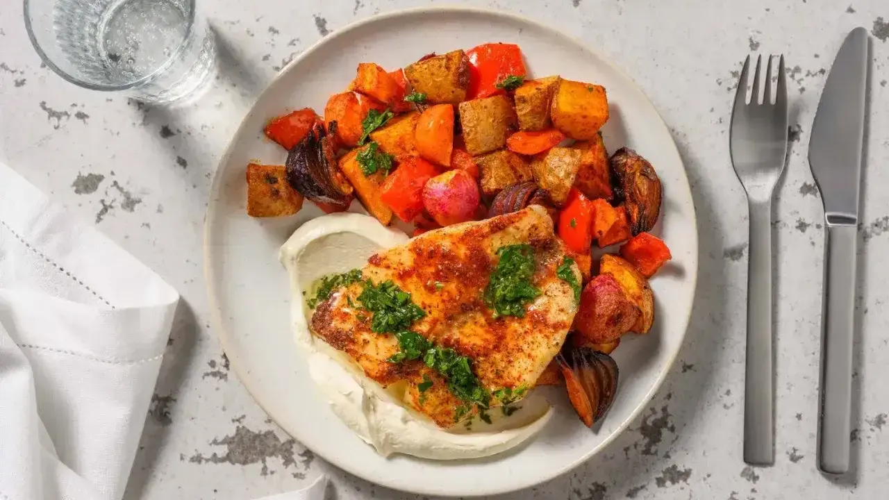 En tallrik med stekt kolja, krämig sås och rostade rotfrukter. Ett enkelt och gott kolja recept.