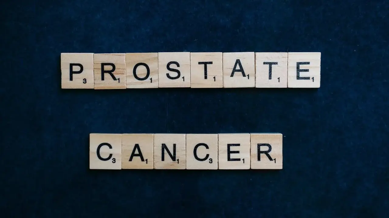 Litery z gry Scrabble układają napis "PROSTATE CANCER". Wiedza o objawach ostatniego stadium raka prostaty jest kluczowa.