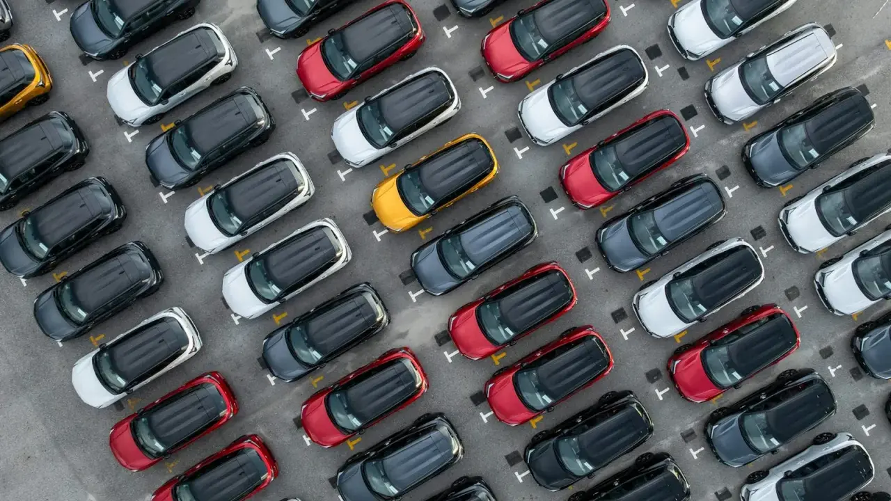 Vista aérea de un aparcamiento lleno de coches. ¿Cuántos coches hay en España? ¡Muchos!