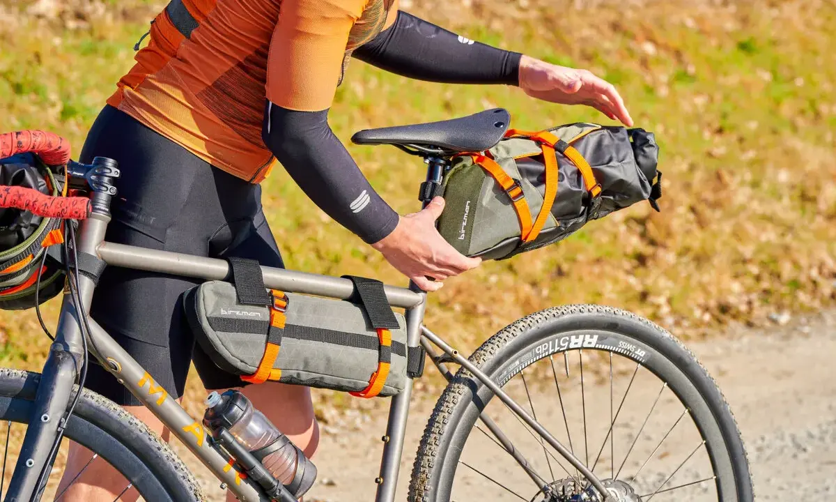 Fahrradtaschen für Gravel Bikepacking: Satteltasche und Rahmentasche werden befestigt.