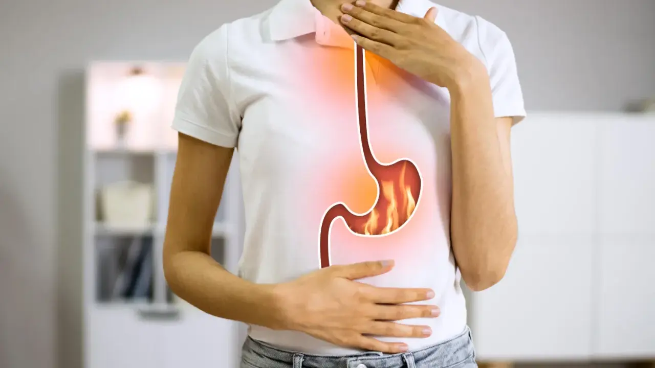 Persona con bruciore di stomaco, illustra la differenza tra pantoprazolo e omeprazolo per alleviare il disturbo.