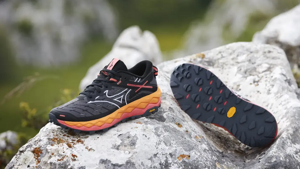 Buty trailowe z agresywnym bieżnikiem Vibram. Różne rodzaje podeszwy w butach sportowych zapewniają przyczepność w trudnym terenie.