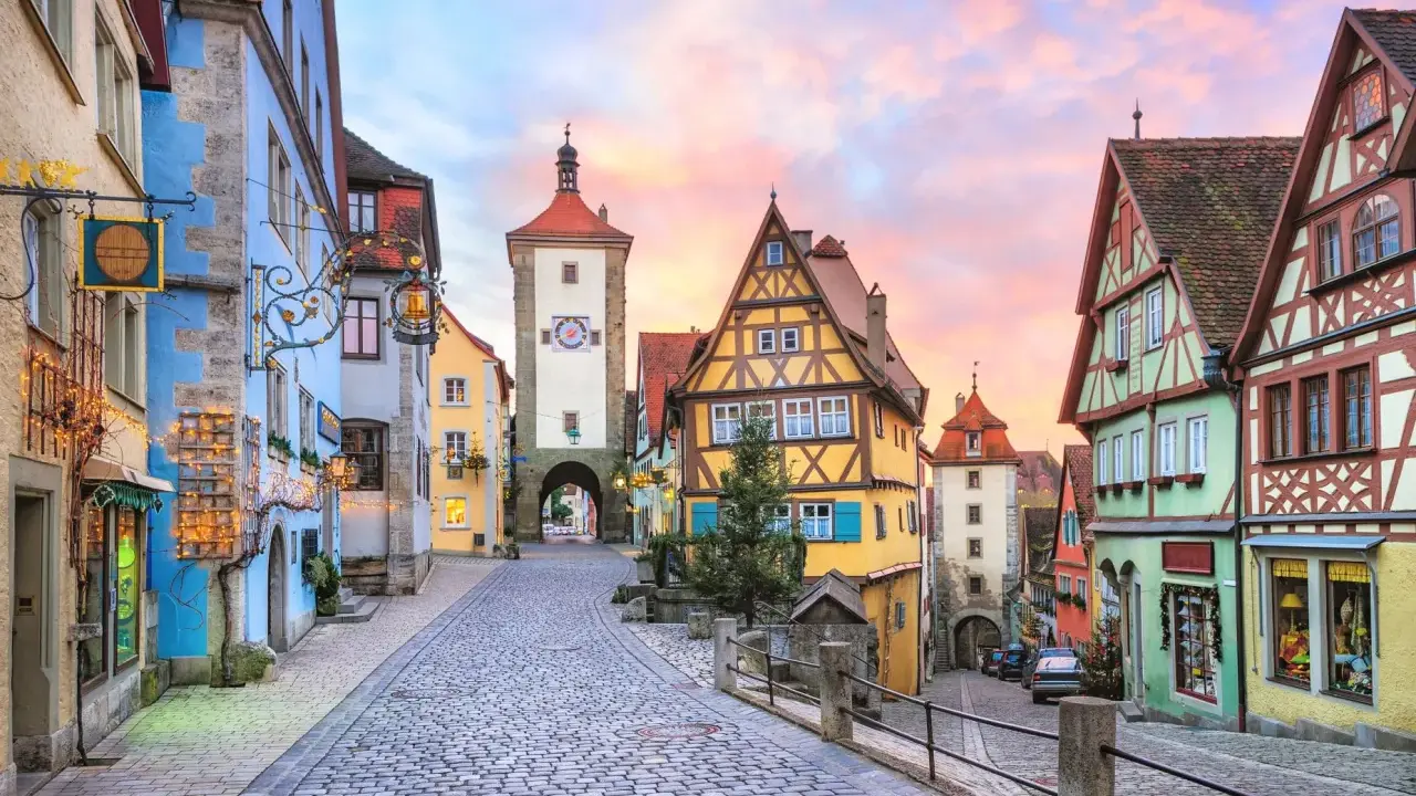 Urokliwa, brukowana uliczka z kolorowymi kamieniczkami i wieżą z zegarem. Rothenburg ob der Tauber to jedno z najciekawszych miast w Niemczech.