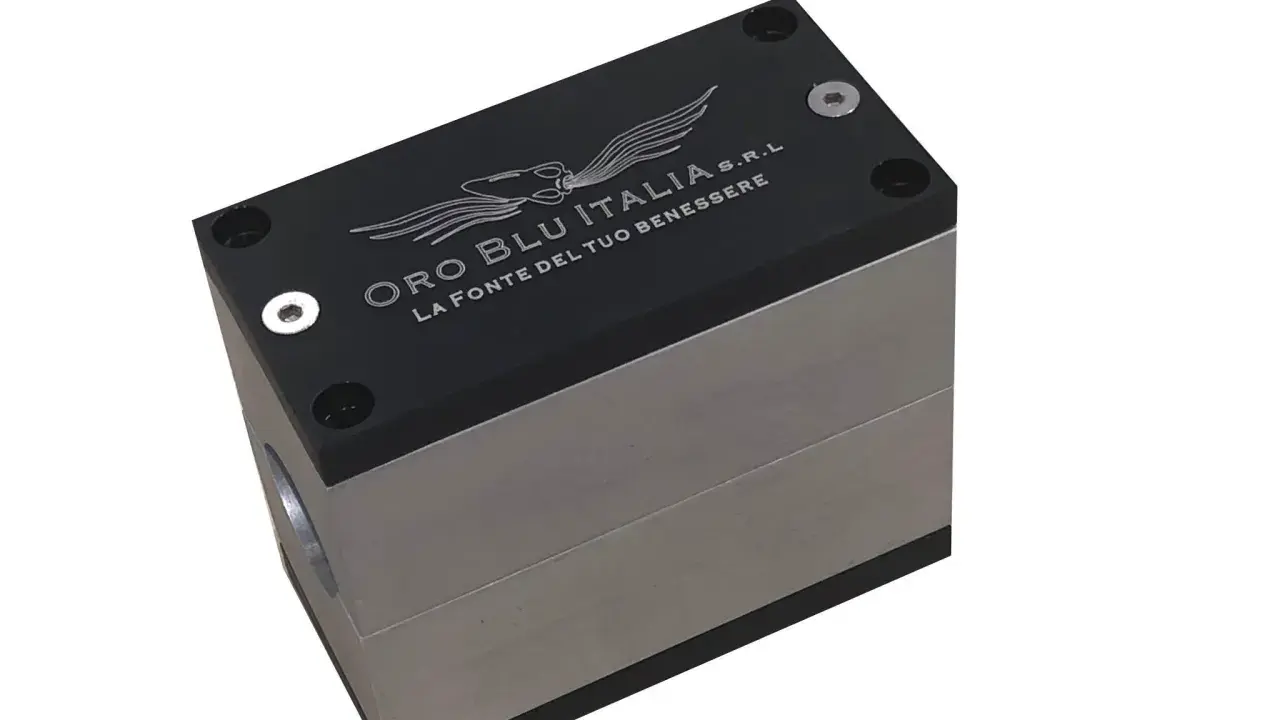 Un blocco metallico nero e argento con il logo "ORO BLU ITALIA" inciso.
