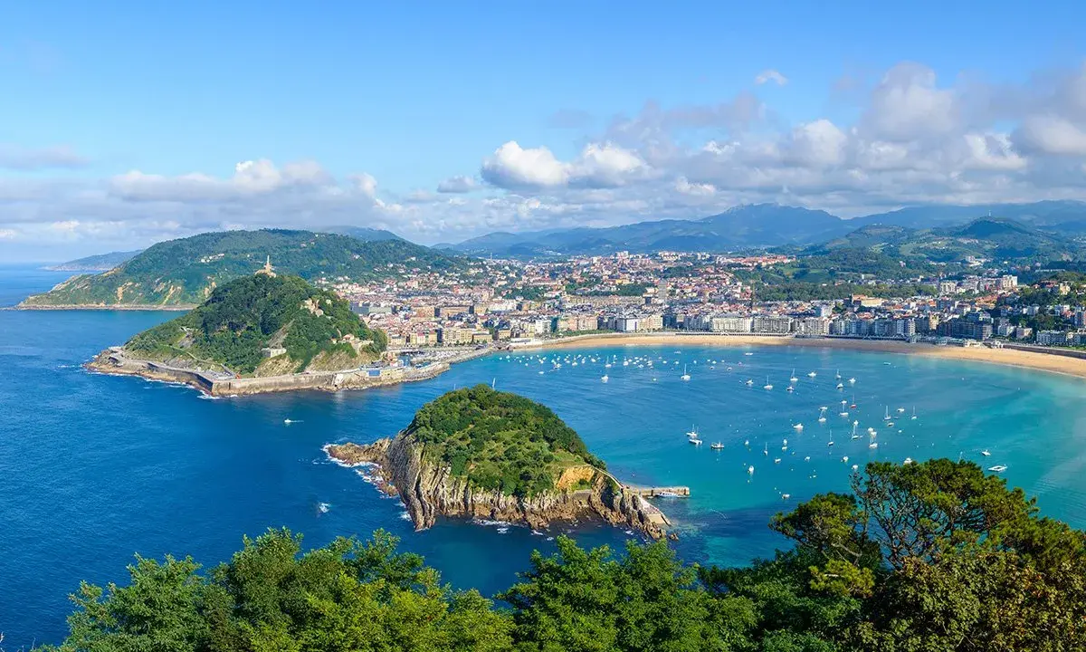 Widok na Zatokę La Concha, z górującym nad nią Monte Urgull, gdzie rozciąga się największe miasto Kraju Basków, San Sebastián.