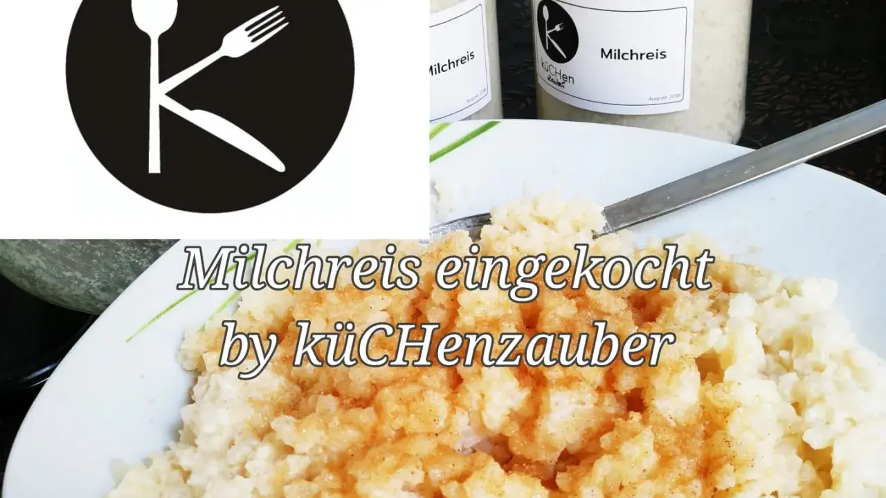 Milchreis eingekocht in Gläsern, bereit zum Genießen. Ein Löffel, Gabel und Messer bilden ein K im Kreis.