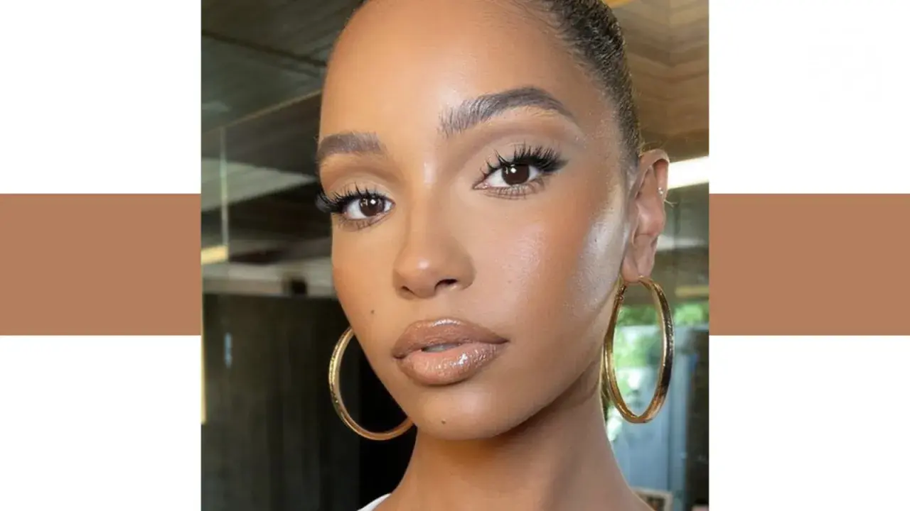 Un teint de peau lumineux et naturel, sublimé par un maquillage subtil et des boucles d'oreilles dorées.