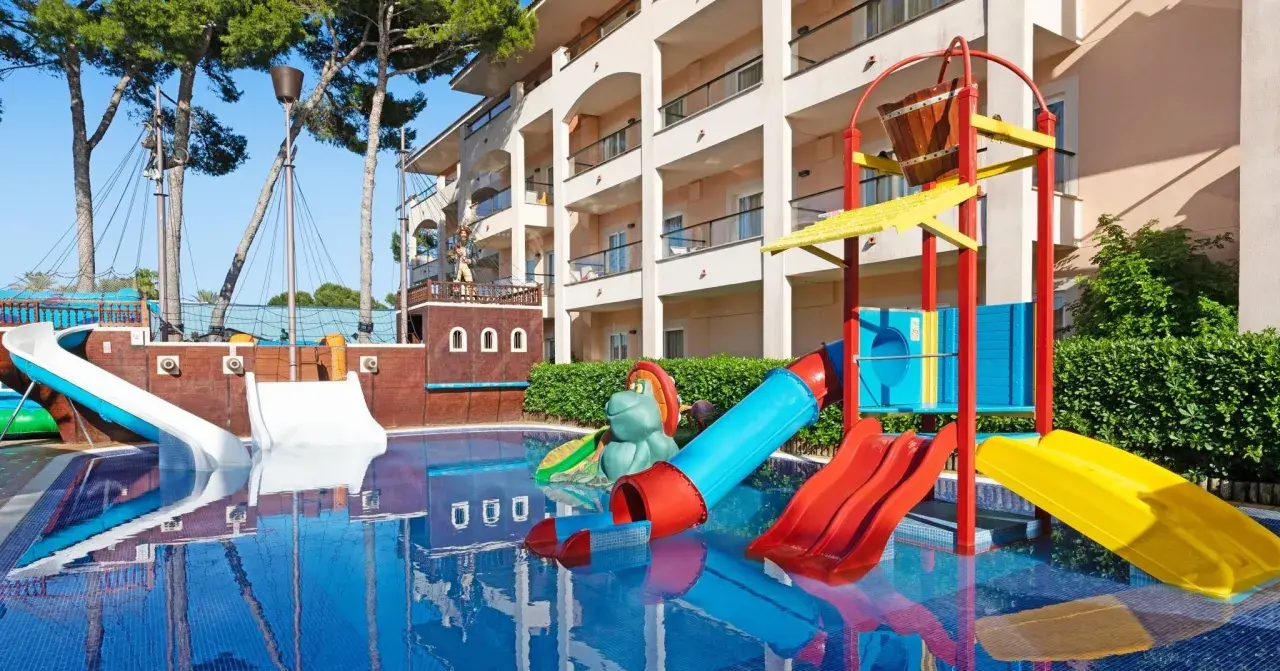 Parque acuático con toboganes y barco pirata, ideal para unas vacaciones en Mallorca con niños.