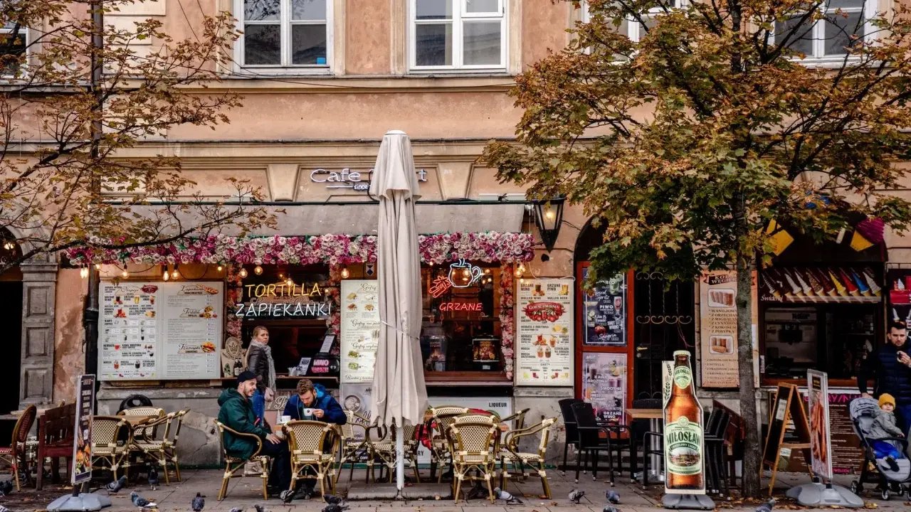 Tani wypad na weekend? Kawiarnia z zapiekankami i grzanym winem, idealne miejsce na jesienny spacer.
