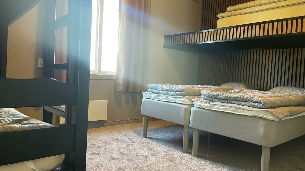 Sovrum med våningssäng och två enkelsängar. Perfekt för ditt vandrarhem på Gotland.