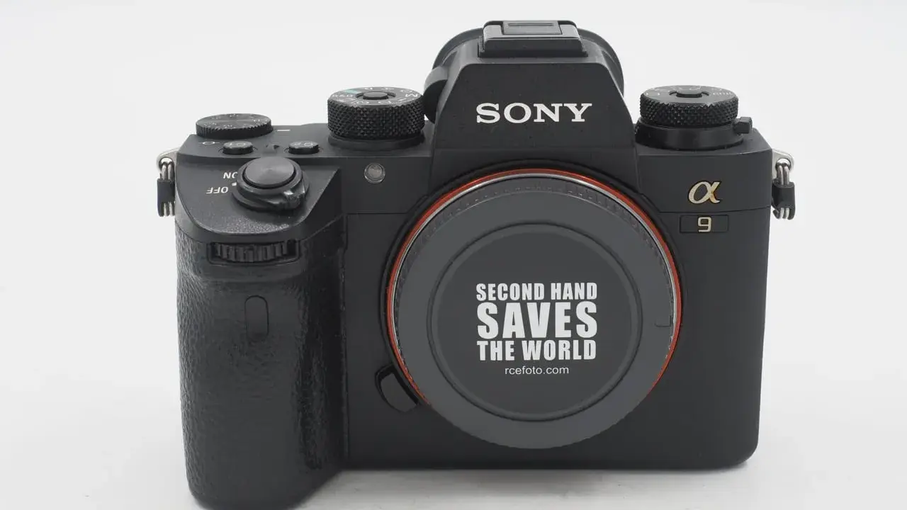 Sony A9 usata, un'eccellente fotocamera per chi cerca qualità e risparmio. Il tappo obiettivo recita "Second Hand Saves The World".