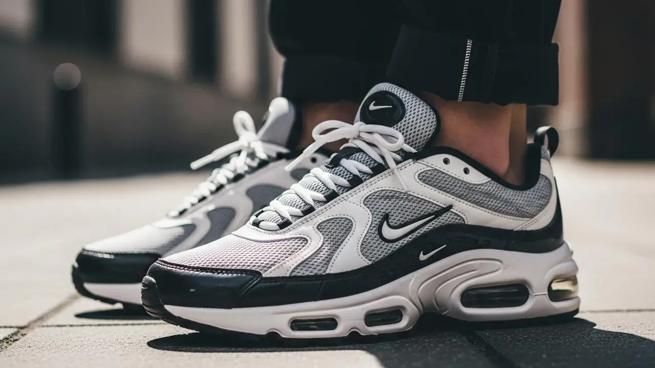 Biało-czarne, najpopularniejsze buty Nike Air Max z widocznymi poduszkami powietrznymi, idealne na co dzień.