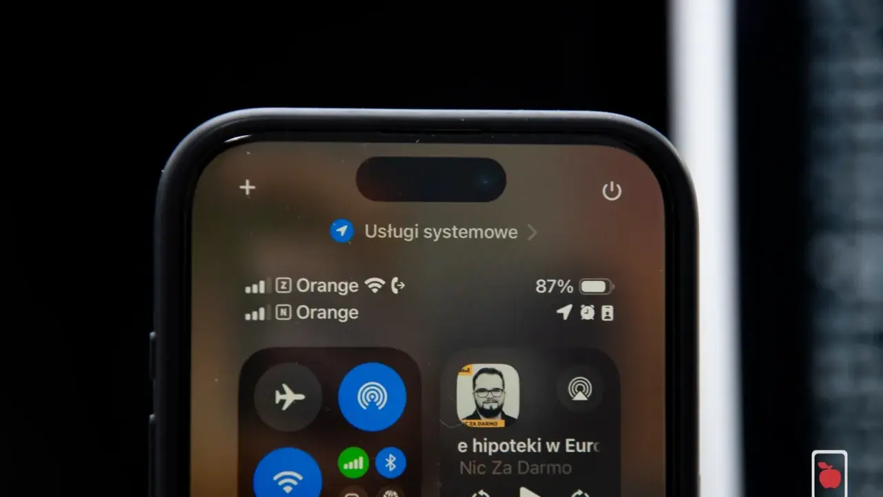 Na ekranie telefonu widać ikonki: samolot (tryb samolotowy), Wi-Fi, Bluetooth, lokalizacja, a także odtwarzacz podcastu. Wyjaśniamy, co oznaczają ikonki w telefonie.