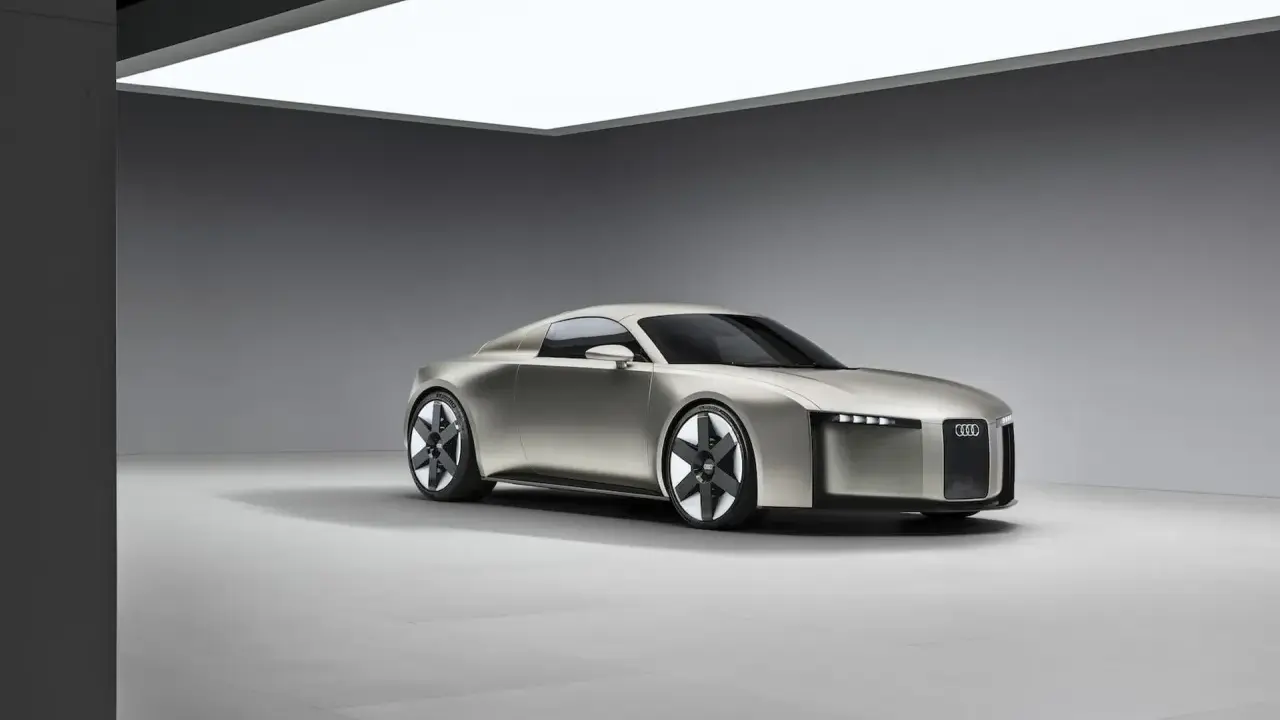 Futuristischer Audi-Sportwagen in Silber, der als audi tt nachfolger vorgestellt wird. Seine Linien sind fließend, die Front mit integrierten Lichtern und dem Audi-Ring-Logo.