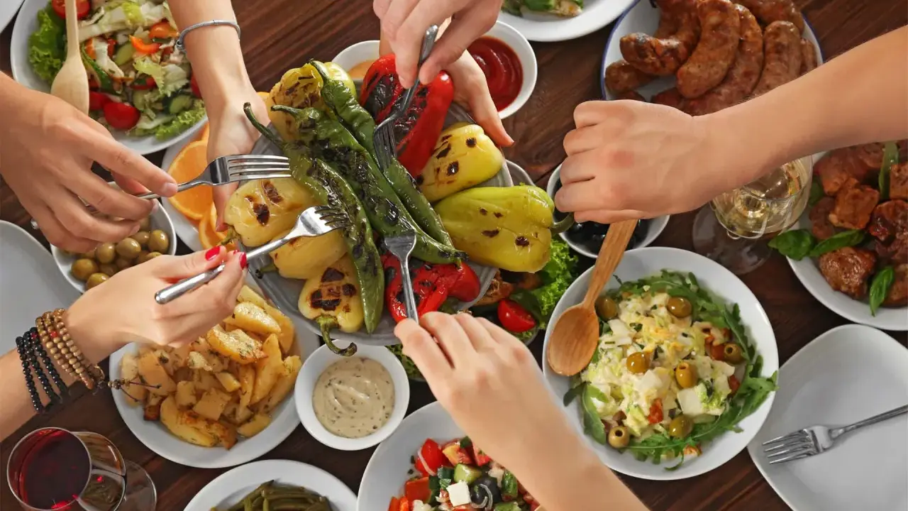 Un repas convivial avec des spécialités du Luberon : légumes grillés, saucisses, pommes de terre et salades.