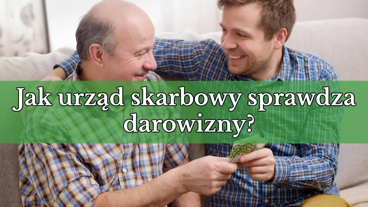 Dwóch mężczyzn, ojciec i syn, rozmawia o tym, jak urząd skarbowy sprawdza darowizny. Syn przekazuje ojcu pieniądze.