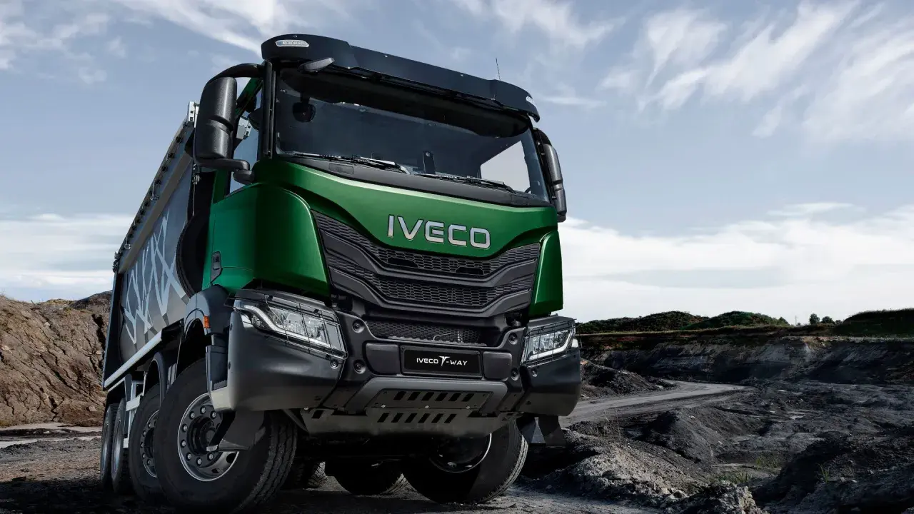 Camión Iveco T-Way verde, listo para la acción en terreno accidentado.