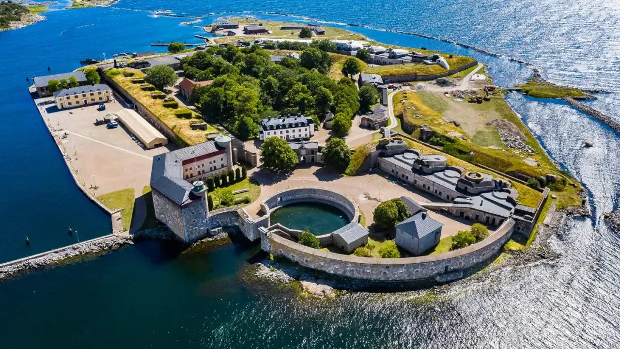 Överblicksbild av Karlsborgs fästning, en viktig del av Karlskrona historia, med sina befästningar, byggnader och omgivande vatten.