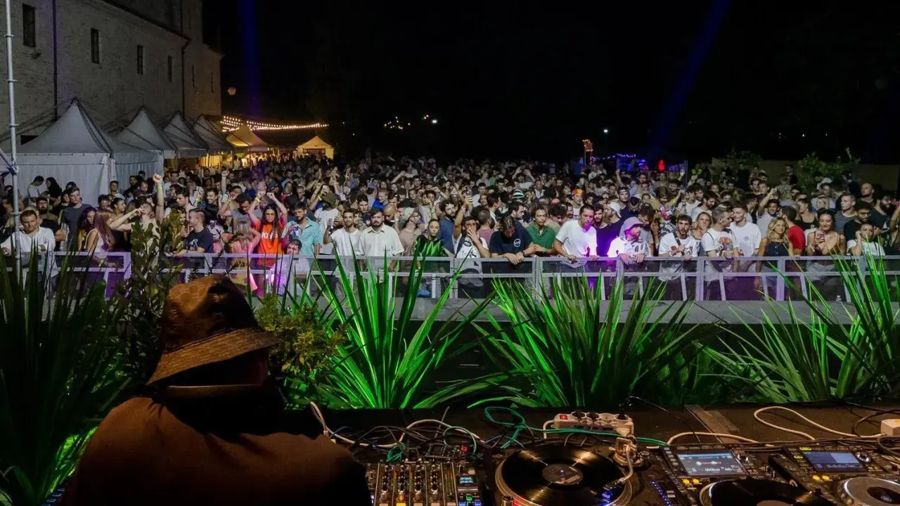 Un DJ suona per una folla entusiasta a uno dei tanti festival musicali in Italia.