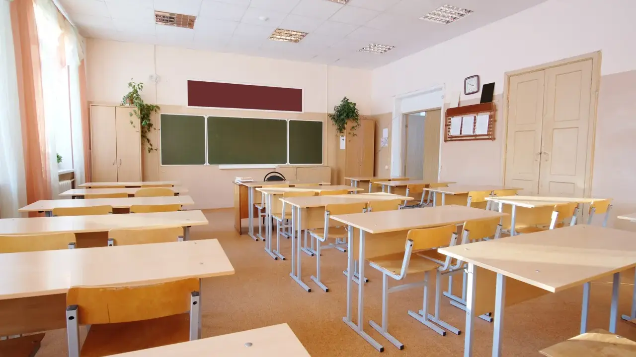 Puste ławki i krzesła w sali lekcyjnej. Wygląda jakby odwołane lekcje w szkołach 2026 sprawiły, że uczniowie zostali w domu.