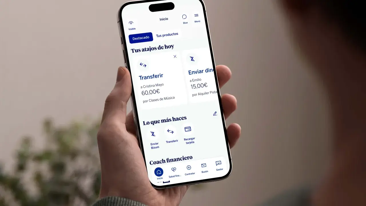 Móvil mostrando la app BBVA. Accede a tu cuenta online BBVA si ya eres cliente para hacer transferencias, enviar dinero o gestionar tus finanzas.