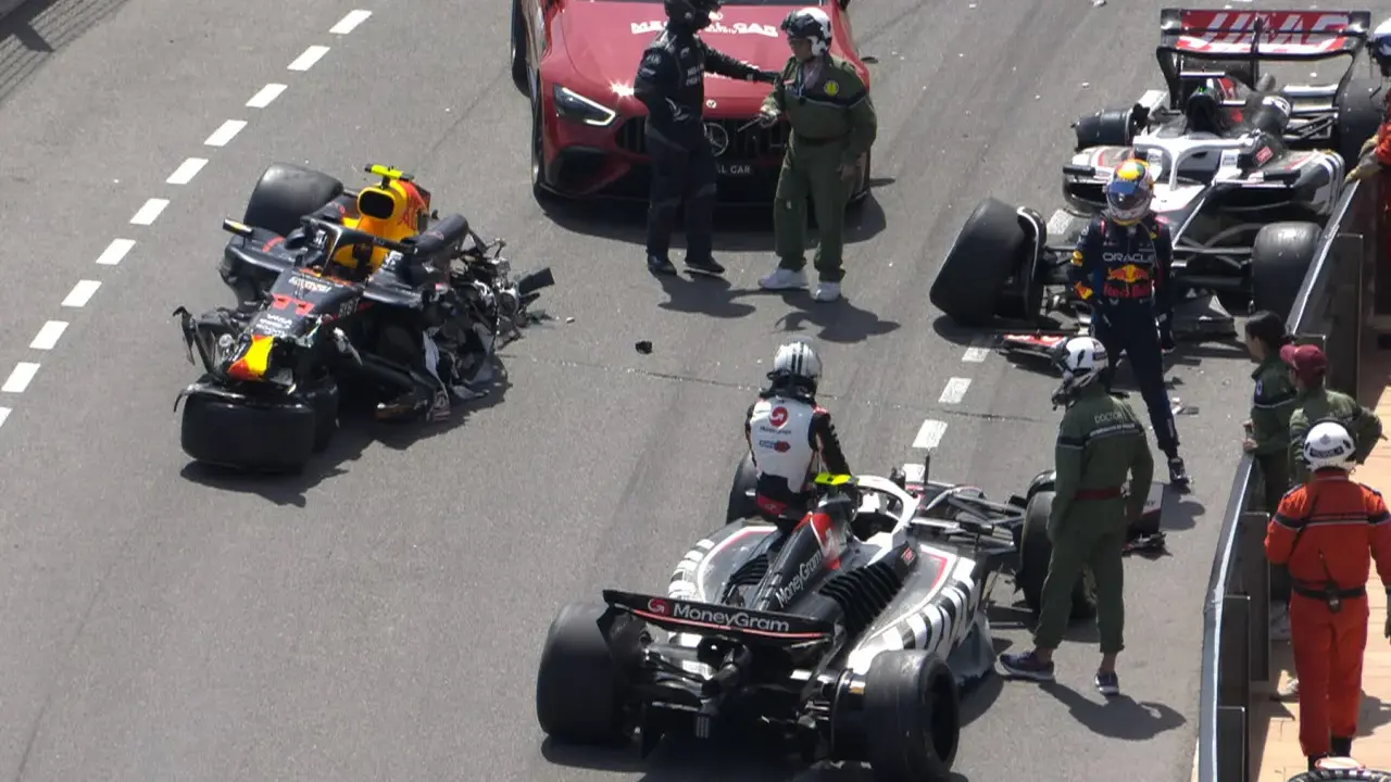 Unfall beim Großen Preis von Monaco. Beschädigte Formel-1-Autos und Rennärzte auf der Strecke.