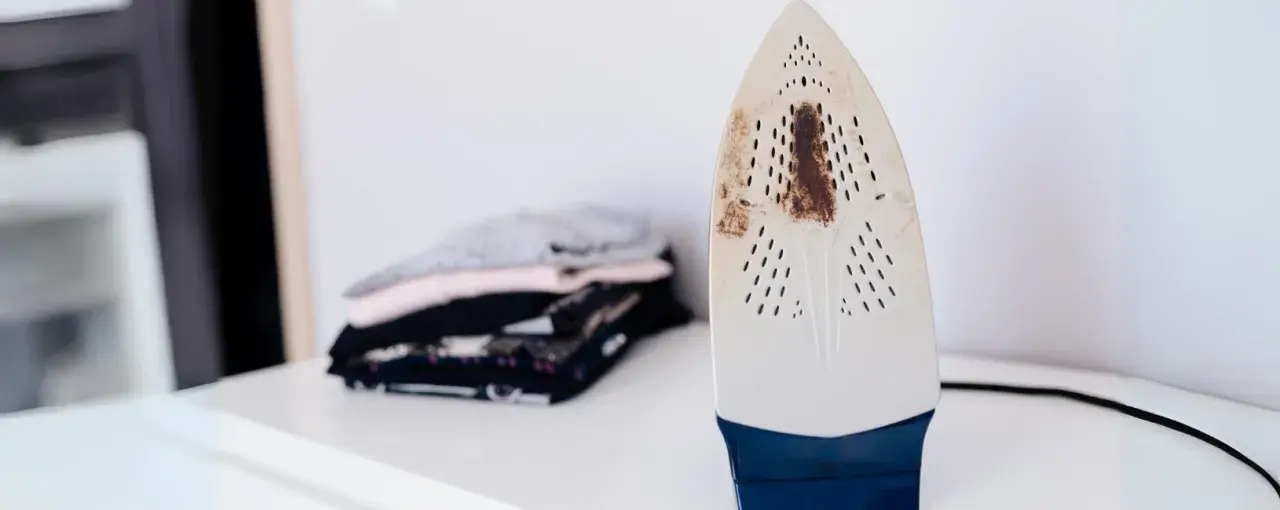 Jak wyczyścić przypalone żelazko? Bezpieczne domowe sposoby