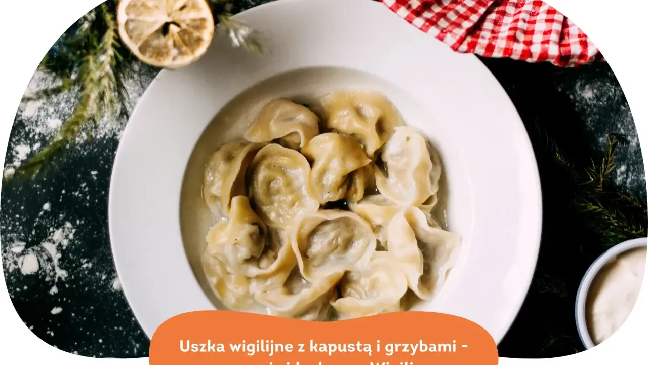 Pyszne uszka z grzybami, idealne na Wigilię, podane w białej misce, ozdobione gałązkami choinki i plasterkiem cytryny.