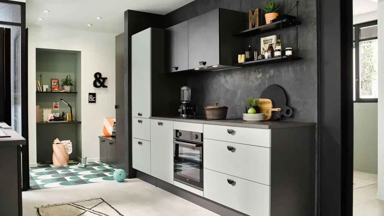 Cuisines vertes modernes avec murs texturés sombres, armoires claires et un coin bureau coloré.