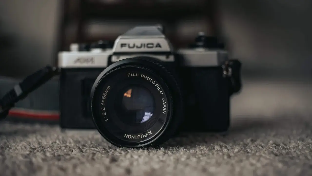 Klasyczny aparat Fujica ADM, świadectwo historii aparatu fotograficznego, z obiektywem X-Fujinon.