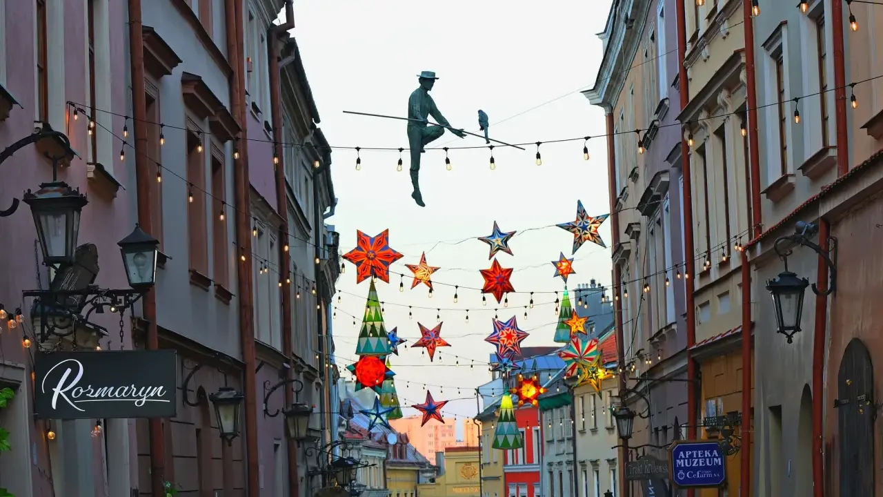 Ruchomy artysta na linie i kolorowe gwiazdy zdobią rynek w Lublinie.