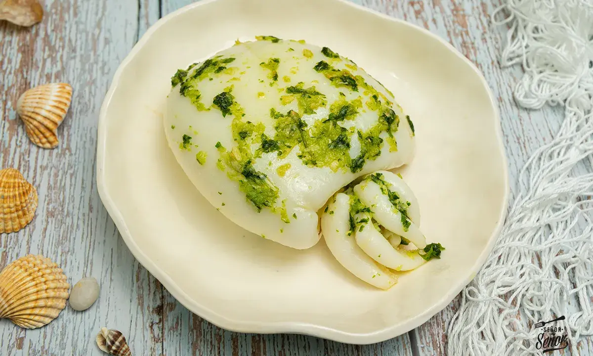 Deliciosa sepia al horno, tierna y jugosa, con un toque de hierbas frescas. Un plato que evoca el mar.