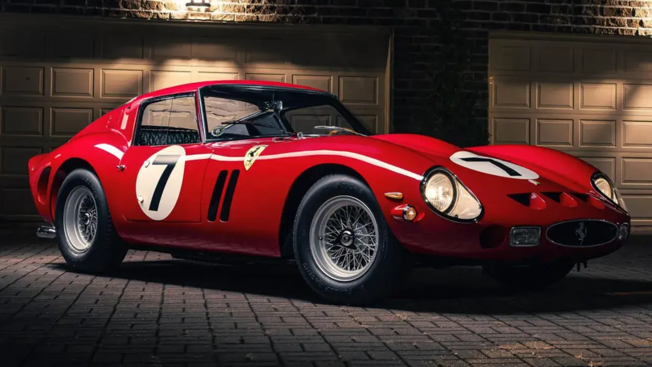 Roter Ferrari 250 GTO, das seltenste Auto der Welt, mit der Startnummer 7, steht vor einer Garage.