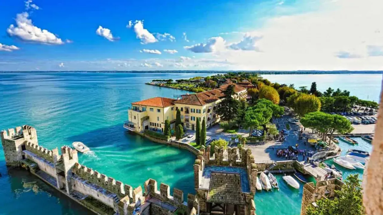 Sirmione, uno dei **laghi di Garda posti più belli**, con il suo castello medievale e le acque cristalline.