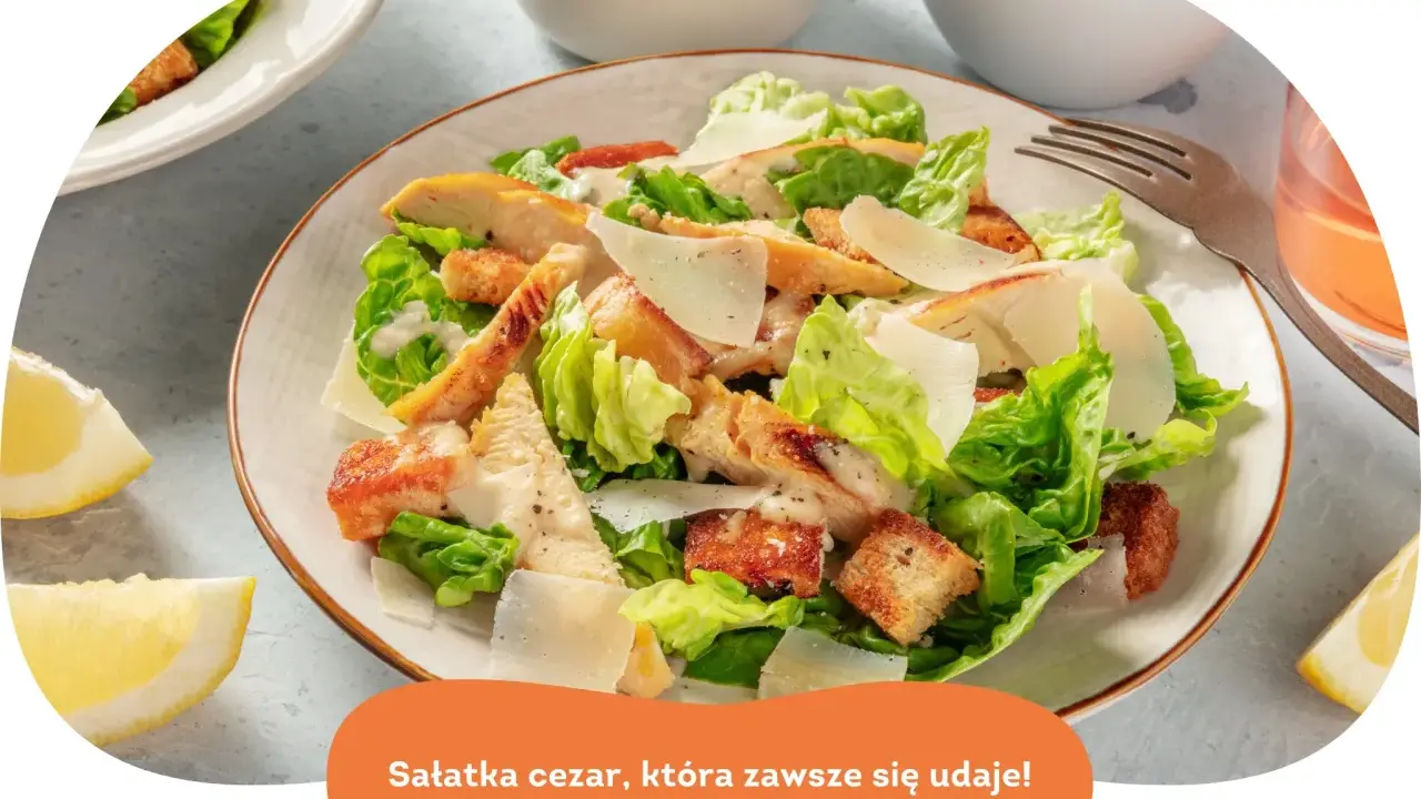 Klasyczna sałatka cezar z grillowanym kurczakiem, chrupiącymi grzankami i parmezanem. Idealna na lekki posiłek.