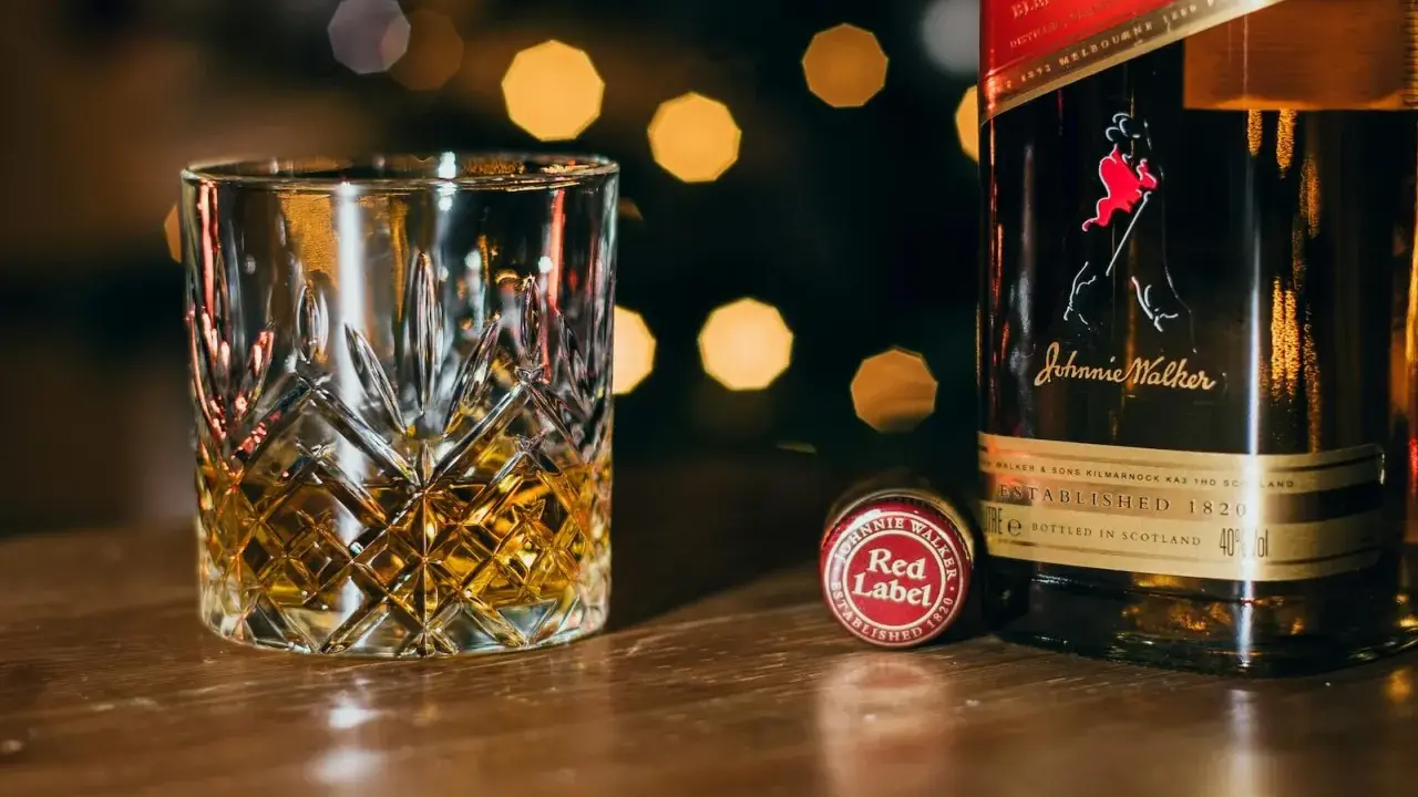 Z jakim sokiem whisky? Odkryj idealne połączenia i proporcje