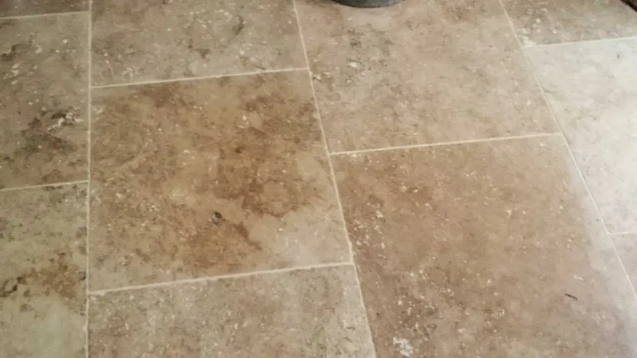 Carrelage en travertin, une définition naturelle de la pierre, avec ses nuances chaudes et ses textures uniques.
