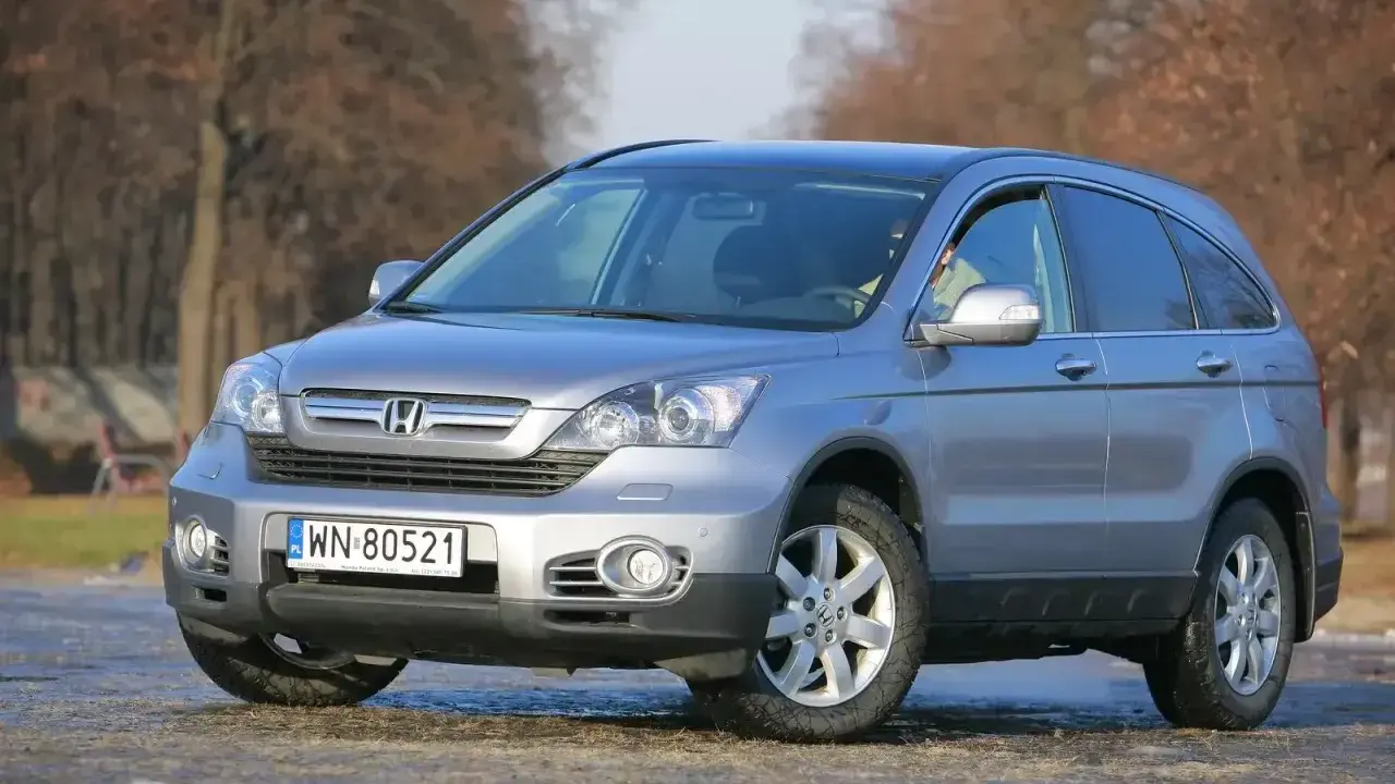Srebrna Honda CRV 2.2 diesel zaparkowana na zewnątrz. Zastanawiasz się, jaki olej do Hondy CRV 2.2 diesel?