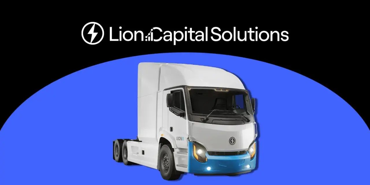 Camion électrique blanc de Lion.Capital Solutions, prêt à atténuer le ride du lion sur les routes.
