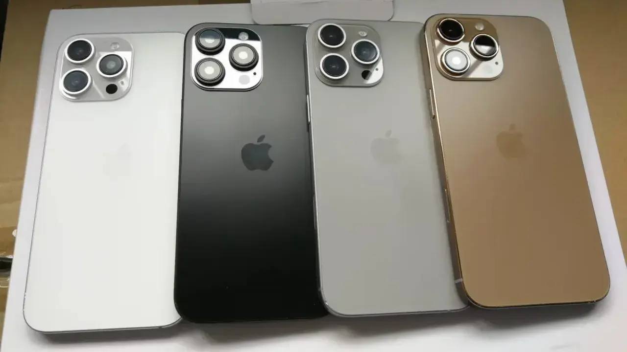 Cztery telefony iPhone 16 w kolorach białym, czarnym, srebrnym i złotym.