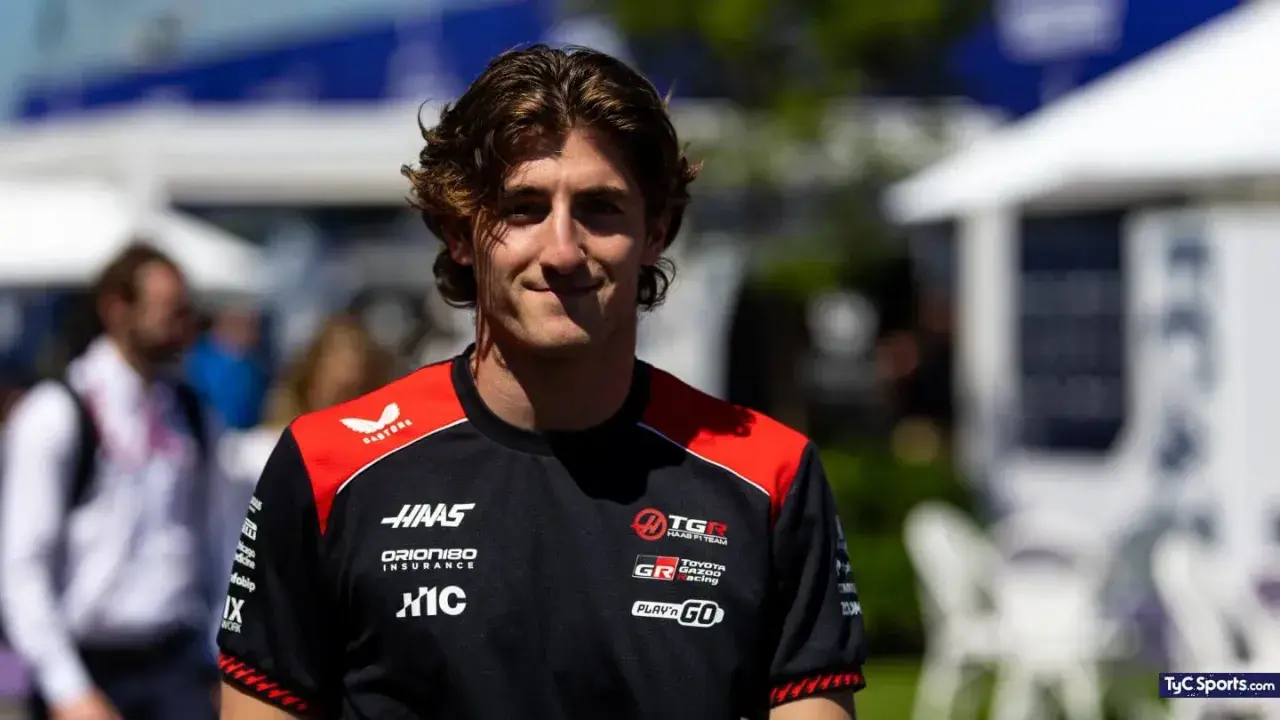 Jack Doohan sonríe con su camiseta negra y roja del equipo Haas F1.